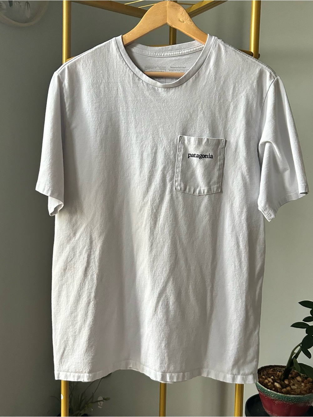 Patagonia men’s regular fit responsibili-tee Short-Sleeve Pocket Tee size m